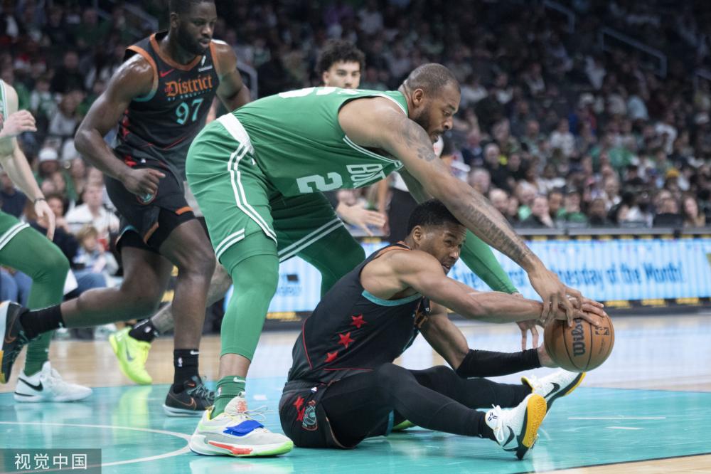 双方在中场 双方在中场